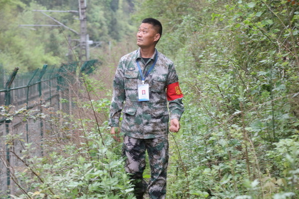 董正建在鐵路沿線巡查。馬發(fā)海供圖