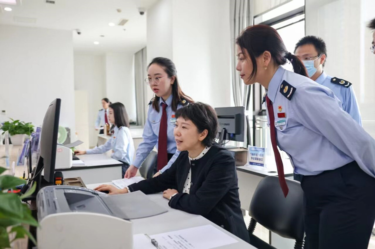 德陽(yáng)市稅務(wù)局主要負(fù)責(zé)人到政務(wù)服務(wù)中心稅務(wù)窗口開(kāi)展“一把手”走流程活動(dòng)。德陽(yáng)市稅務(wù)局供圖