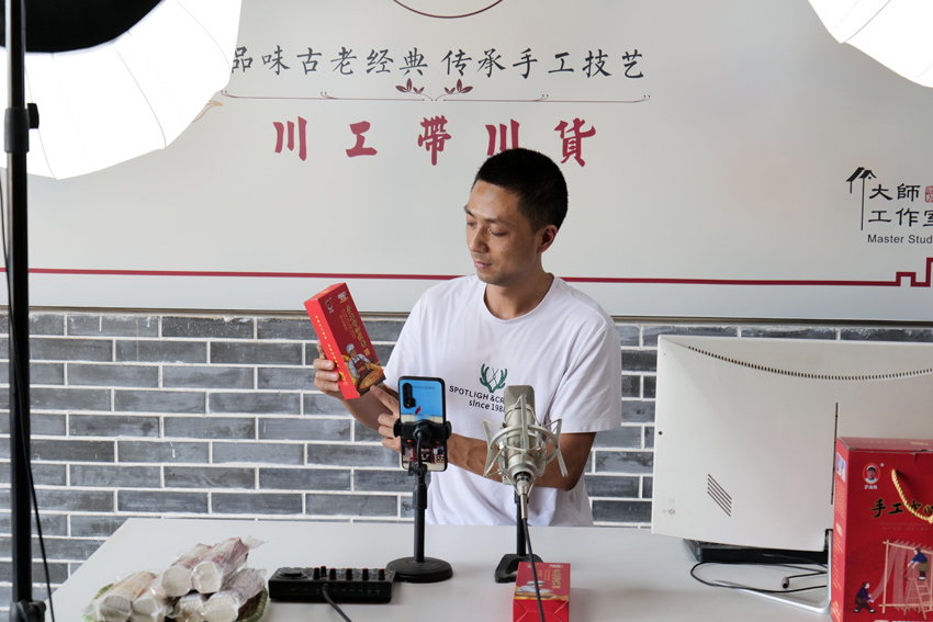 陳立亮直播帶貨中江掛面。中江縣委宣傳部供圖