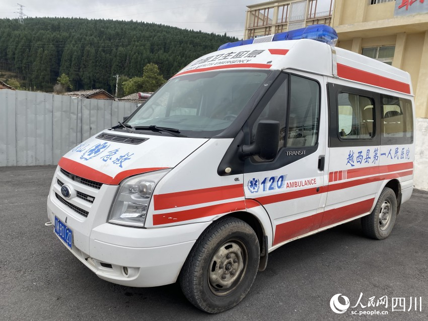 越西縣第一人民醫(yī)院急救車。 實(shí)習(xí)生 楊妍冰攝