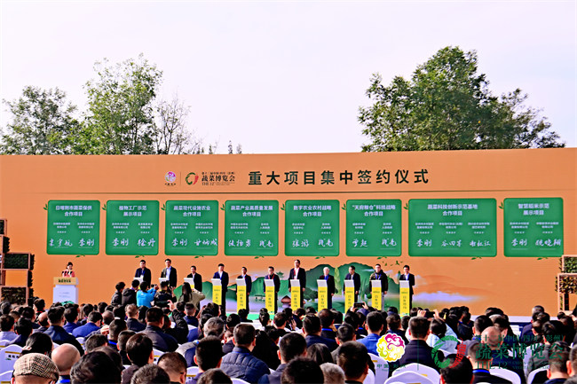 開幕式現(xiàn)場，重大項目簽約。主辦方供圖