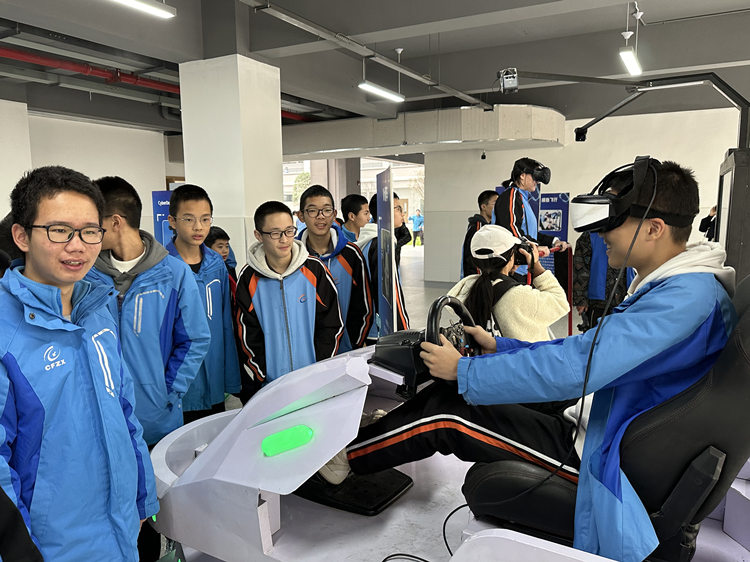 同學(xué)們體驗(yàn)高速列車(chē)。青羊區(qū)教育局供圖