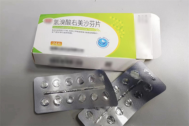 現(xiàn)場(chǎng)發(fā)現(xiàn)的氫溴酸右美沙芬片。新都公安供圖