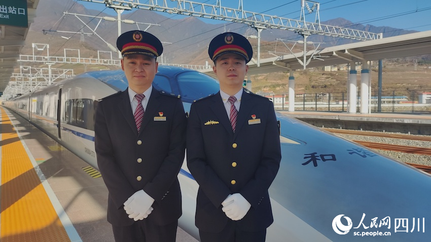 首發(fā)列車駕乘人員。人民網(wǎng)記者 郭瑩攝