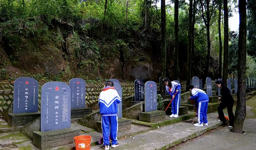 馮煉帶領(lǐng)學(xué)生為烈士掃墓。四川省軍區(qū)供圖
