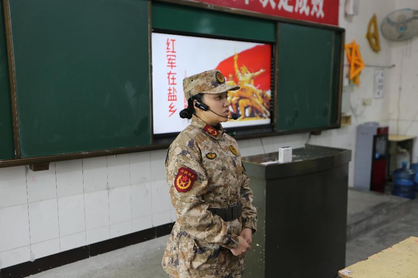 馮煉為學(xué)生上國防教育課。四川省軍區(qū)供圖