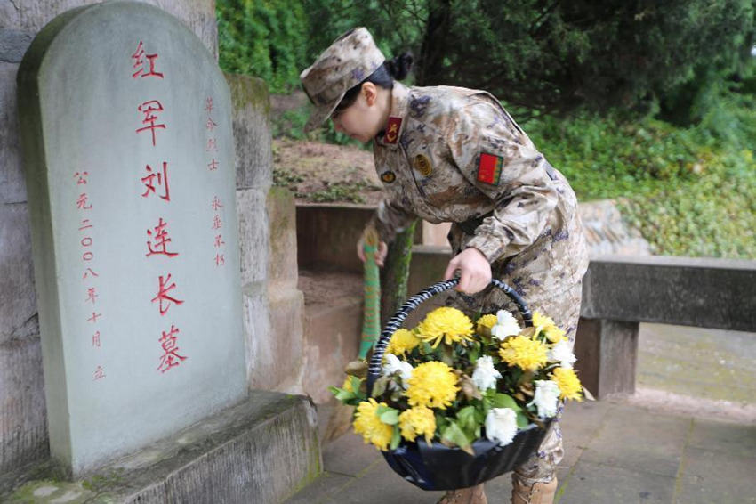 馮煉為“劉連長”獻(xiàn)花籃。四川省軍區(qū)供圖