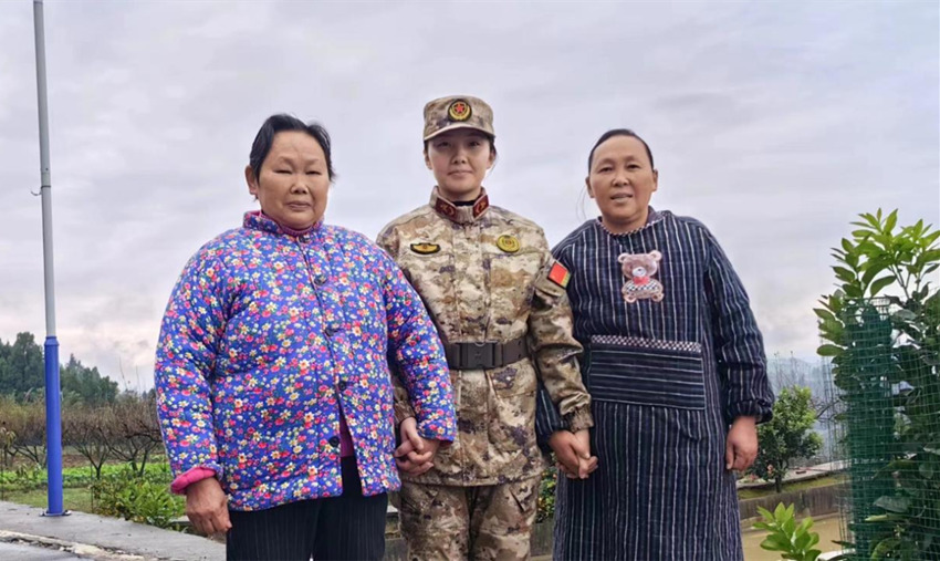 三代守墓人合影（從左至右依次為外婆、馮煉、母親）。四川省軍區(qū)供圖