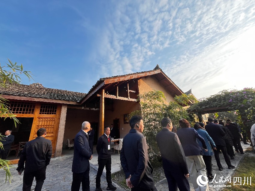 來自四川各市州的與會代表參觀典型示范村。人民網(wǎng)記者 朱虹攝