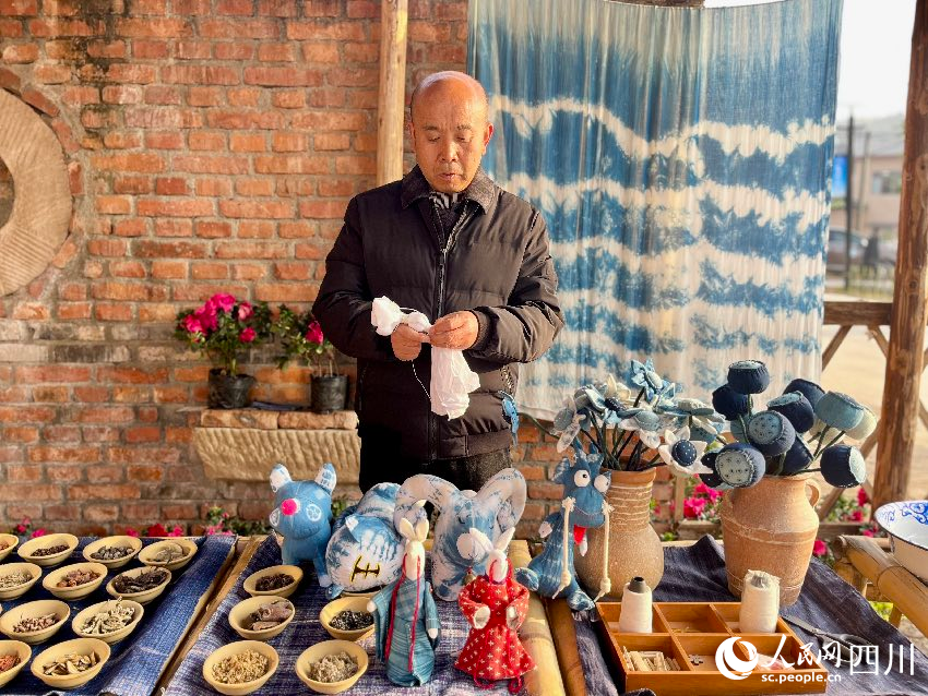 鐵爐村村民曹富興正在制作扎染。人民網(wǎng)記者 朱虹攝