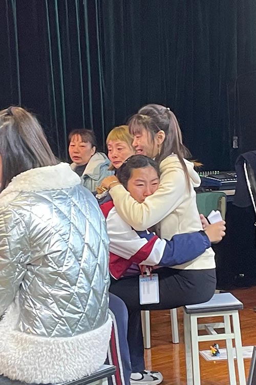孩子釋放心中委屈。青羊區(qū)教育局供圖