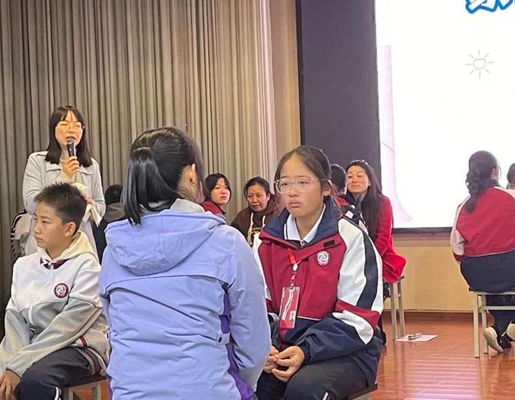 家長與孩子心靈對話。青羊區(qū)教育局供圖