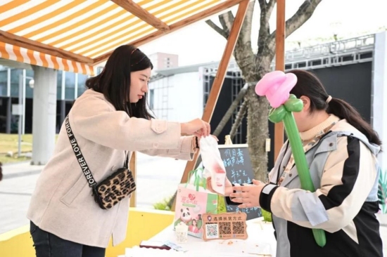 位于天府芙蓉園的武侯區(qū)“向陽而生”愛心集市攤位。成都市殘聯(lián)供圖