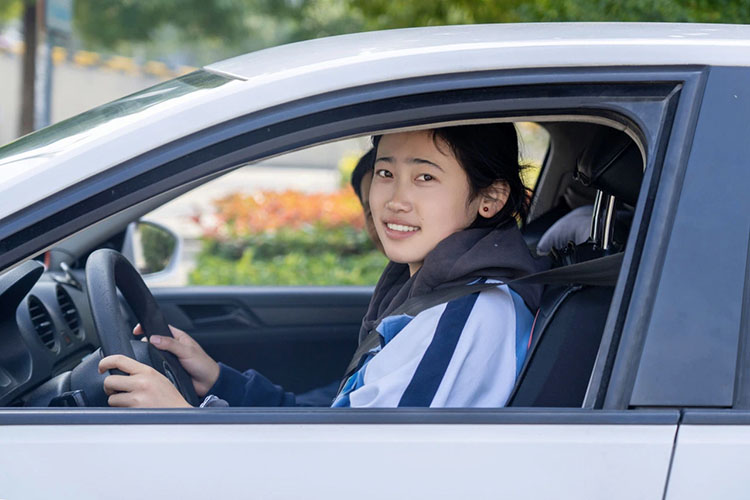 學生半得措正在上車實訓。若爾蓋縣融媒體中心供圖