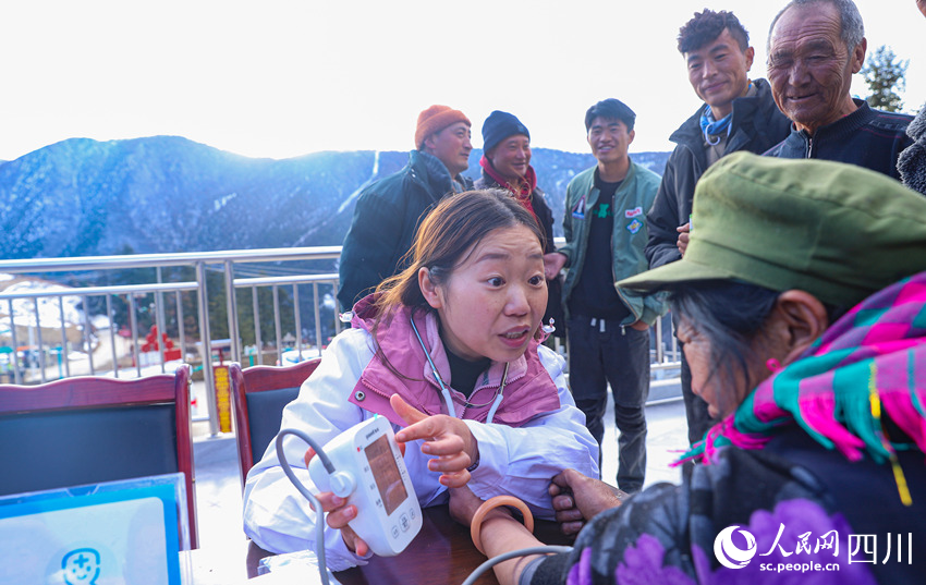 幫扶醫(yī)療小分隊成員為村民義診。劉學(xué)懿攝