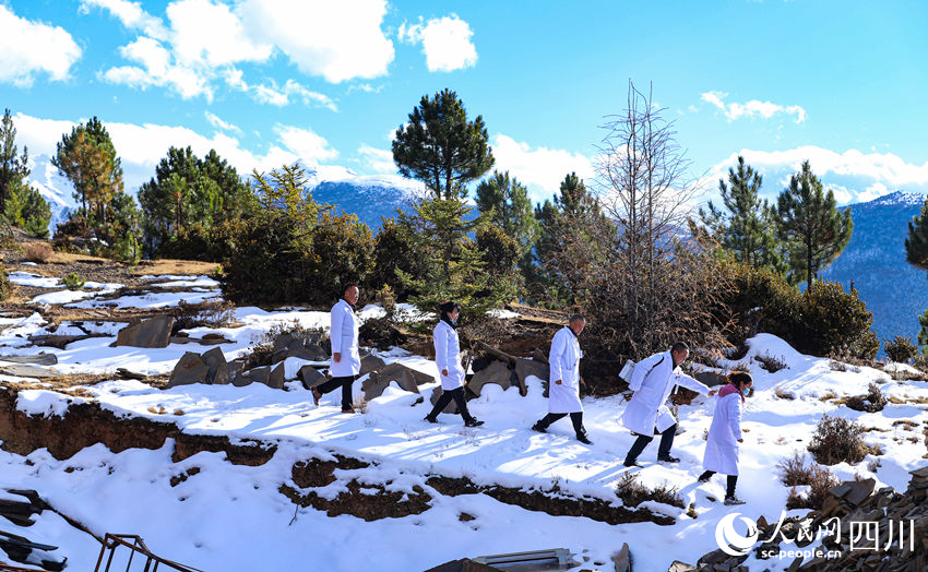 對口幫扶醫(yī)療小分隊行走在雪地里。劉學(xué)懿攝