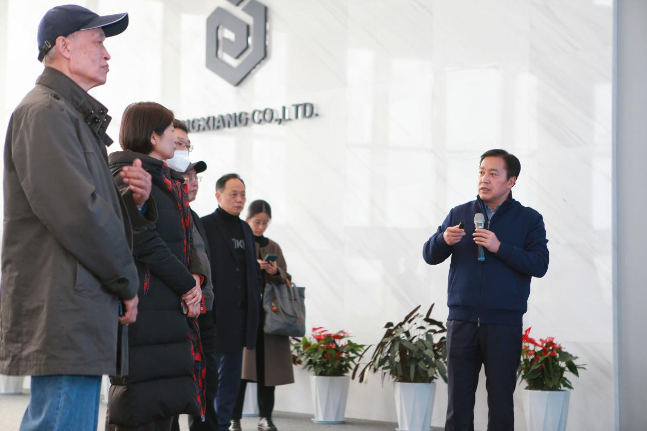 樂山市五通橋區(qū)委書記劉勇（右一）向調(diào)研組專家們介紹五通橋區(qū)建設(shè)“中國綠色硅谷”情況。