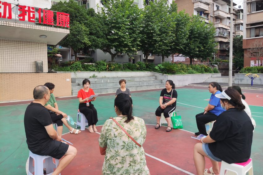 社區(qū)工作人員到雅化小區(qū)開展反詐、燃?xì)獍踩R宣傳。受訪者供圖