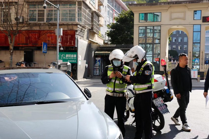 雅安交警正在對違停車輛進行查處。受訪者供圖