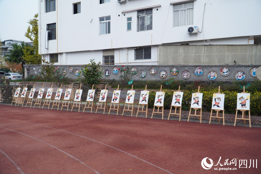 在校園文化墻區(qū)域展示的二十四節(jié)氣竹匾創(chuàng)意繪畫、“龍行十八式”茶技組圖。人民網(wǎng) 趙祖樂攝