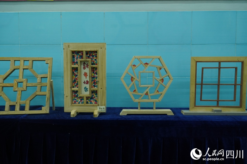 雨城區(qū)第四小學(xué)學(xué)生制作的“創(chuàng)意窗花”。人民網(wǎng) 趙祖樂攝