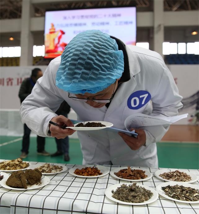 參賽選手通過看摸聞嘗識別中藥飲片。四川省中醫(yī)藥管理局供圖
