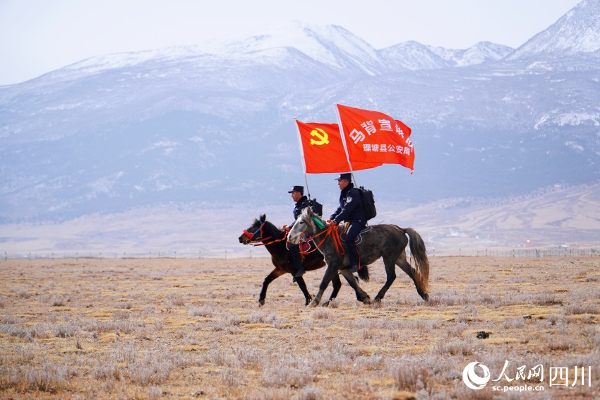 馬背宣講隊成員前往牧區(qū)開展工作。人民網(wǎng) 趙祖樂攝