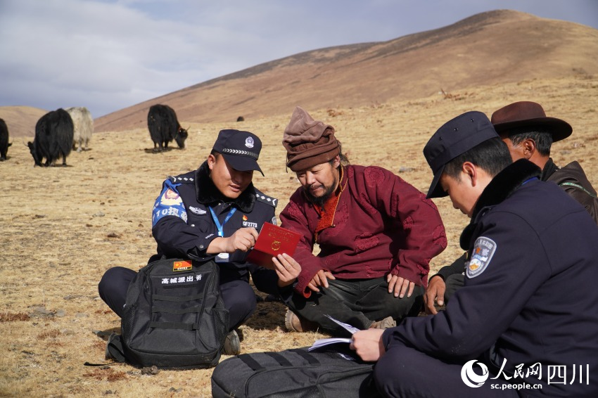民警為牧民洛絨扎西送來補辦好的戶口本。人民網(wǎng) 趙祖樂攝