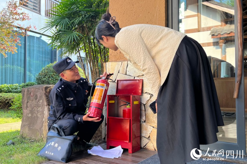 明月村村警何帥入戶排查安全隱患。人民網(wǎng) 趙祖樂攝