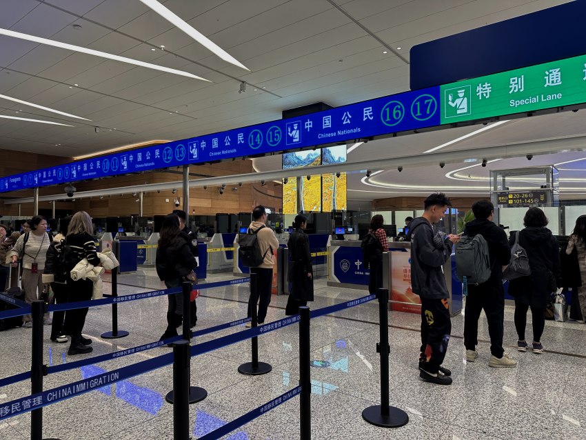 首航旅客有續(xù)排隊候檢。成都邊檢供圖