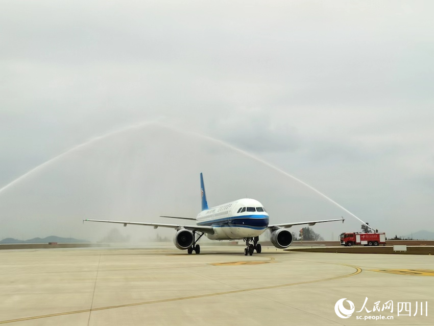 廣州白云機場起飛的南航CZ2281次航班平穩(wěn)降落古城機場，通過“水門”。人民網記者 郭瑩攝