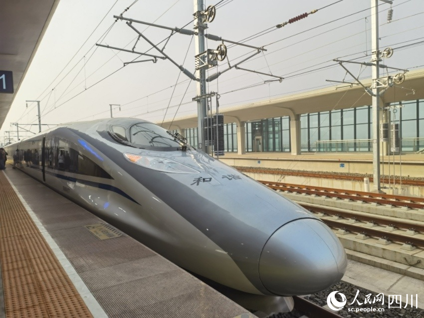 列車?？恐裂貫┱?。人民網(wǎng)記者 郭瑩攝