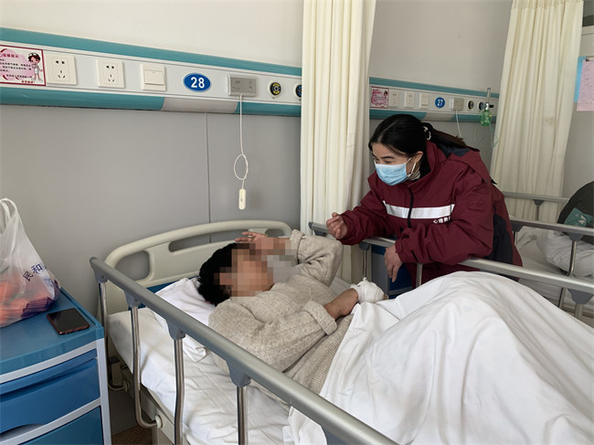 心身醫(yī)學專家前往青海開展震后心理援助。四川省精神醫(yī)學中心供圖