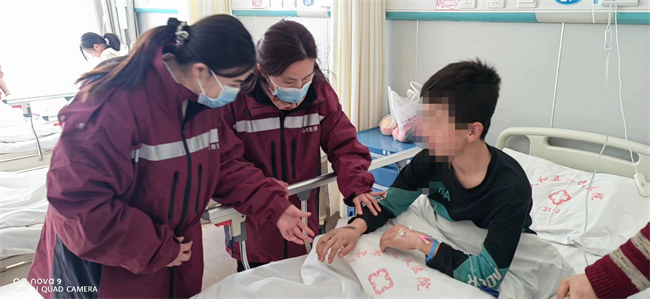 心身醫(yī)學(xué)專家前往青海開展震后心理援助。四川省精神醫(yī)學(xué)中心供圖