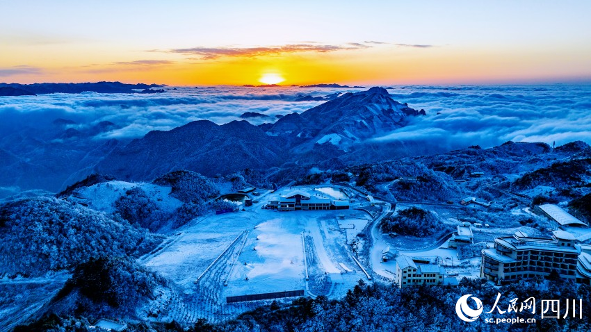陽光下的巴山大峽谷，云海翻滾。王利攝