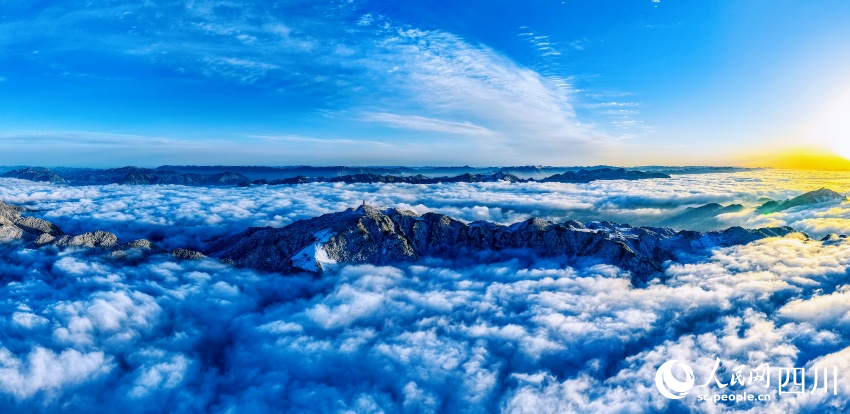 云海與夕陽交相輝映，美如畫的四川巴山大峽谷。王利攝