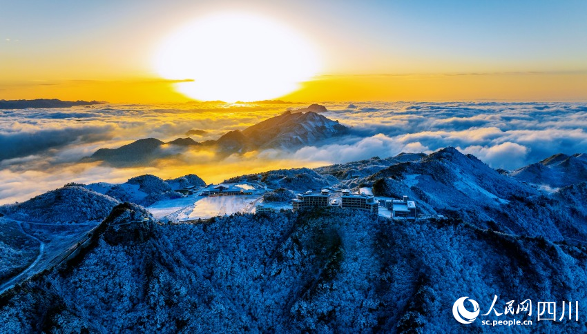 云海與夕陽交相輝映，美如畫的四川巴山大峽谷。王利攝