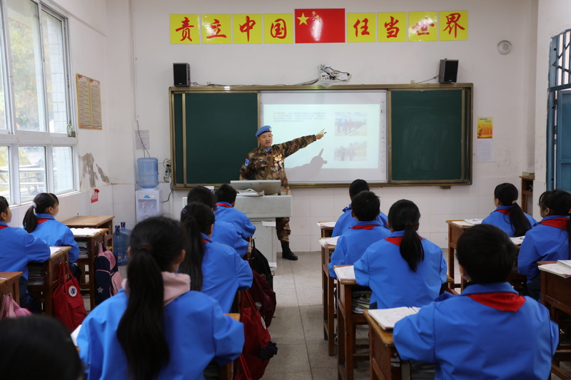 王德淶向?qū)W子們講述維和故事。馬發(fā)海攝