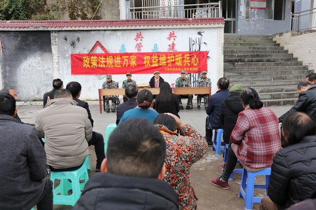 萬源市退役軍人挎包宣講志愿服務(wù)隊紅色宣講進(jìn)鄉(xiāng)村。馬發(fā)海攝