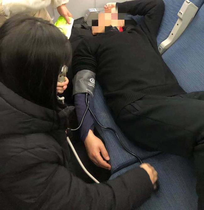 測量患者血壓。受訪者供圖
