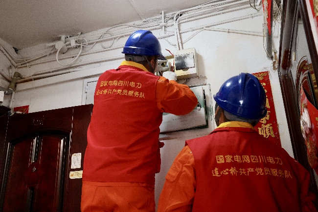 國家電網(wǎng)四川電力（成都高新）連心橋共產(chǎn)黨員服務隊開展入戶安全檢查。國網(wǎng)成都供圖