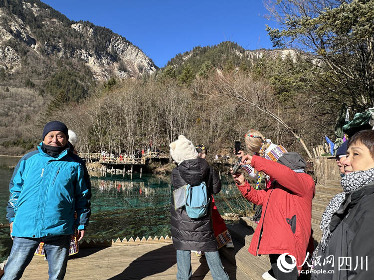 游客在五花海打卡。人民網(wǎng)記者 王波攝