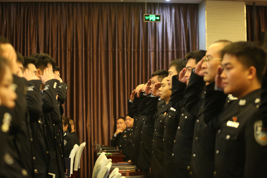 青年民警優(yōu)師帶徒拜師儀式現(xiàn)場。成都市公安局成華區(qū)分局供圖