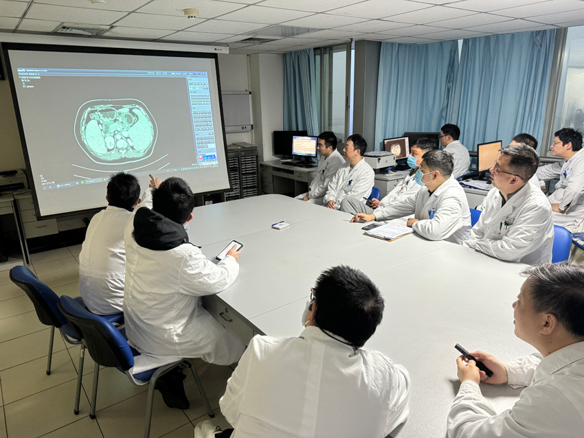 會診研究。四川省人民醫(yī)院供圖