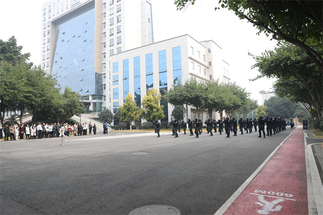活動現(xiàn)場，市民觀看方陣表演。圖片來源：資陽市公安局