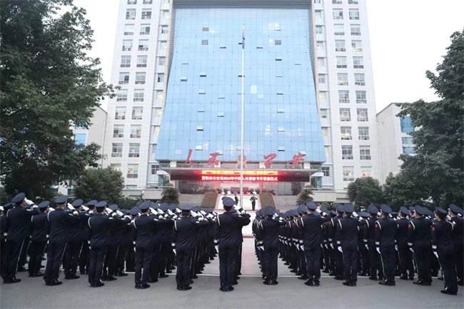 資陽公安舉行升警旗儀式，并面向警旗莊嚴(yán)宣誓，進(jìn)一步凝聚全警共識、堅(jiān)定從警信念，振奮精神、鼓舞士氣。圖片來源：資陽市公安局
