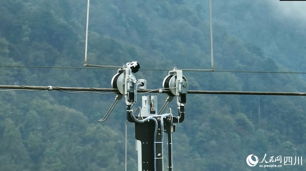 國(guó)網(wǎng)四川電力作業(yè)人員操控運(yùn)載無人機(jī)。丁盛杰攝