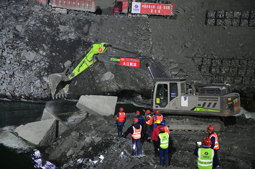 參建單位人員日夜奮戰(zhàn)。雅礱江公司供圖