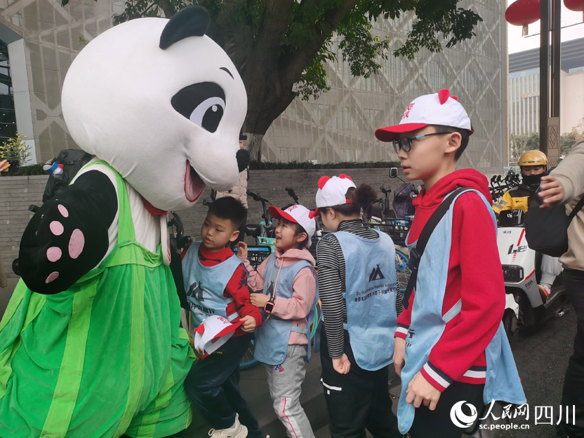 見到“熊貓”先抱一抱。人民網(wǎng)記者 劉海天攝