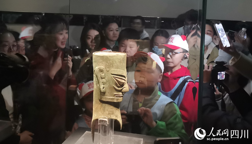 “猛虎”與“古蜀”互猜——你這在看啥？人民網(wǎng)記者 劉海天攝